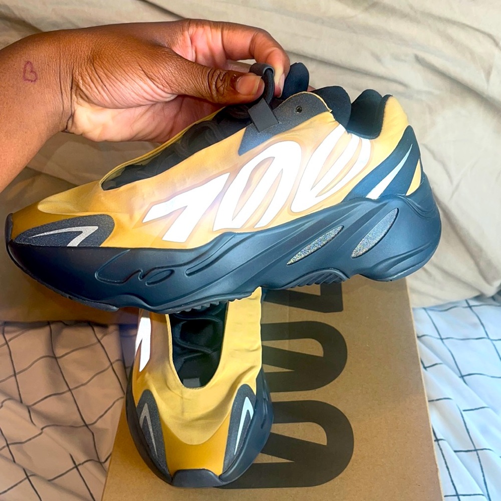 Yeezy flux (yellow and black) worn once great conditions!